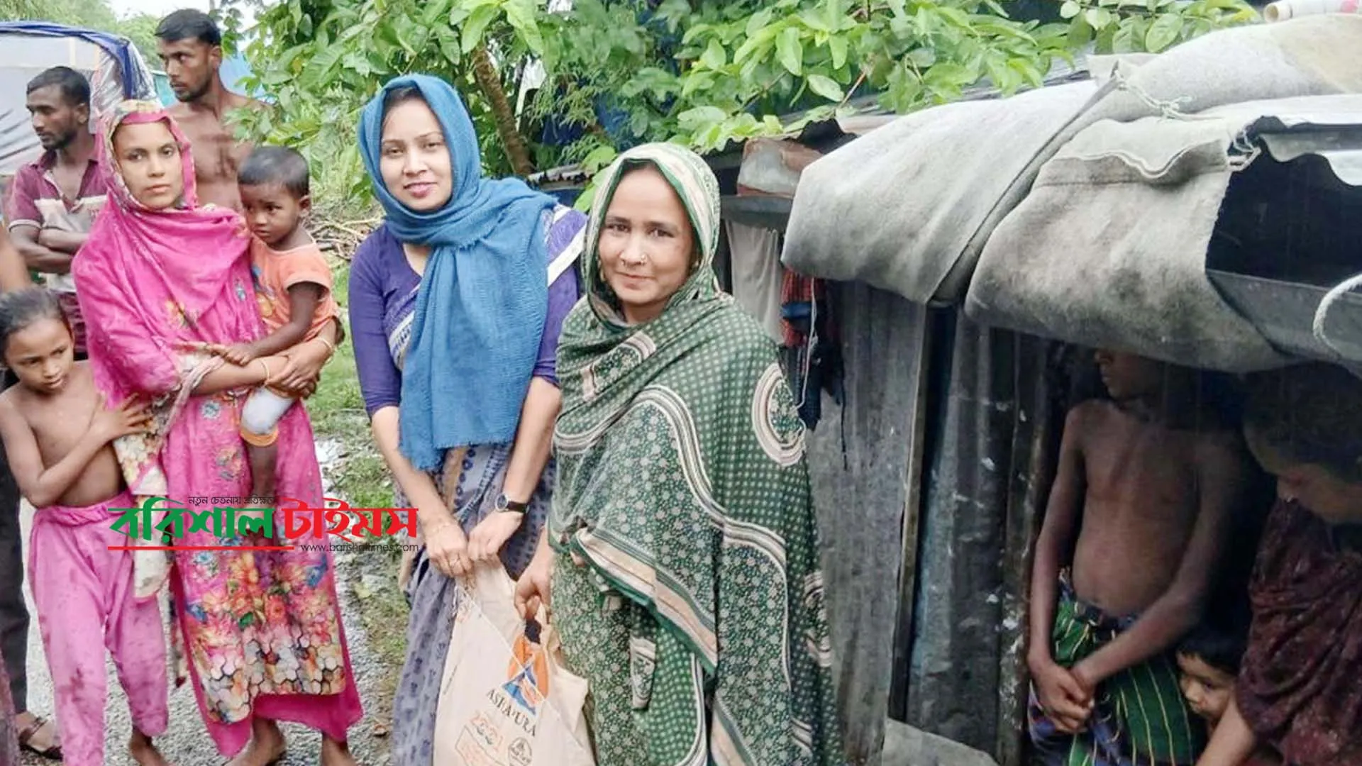 ত্রাণের ব্যাগ নিয়ে পানিবন্দি ছিন্নমূল মানুষের বাড়িতে ইউএনও